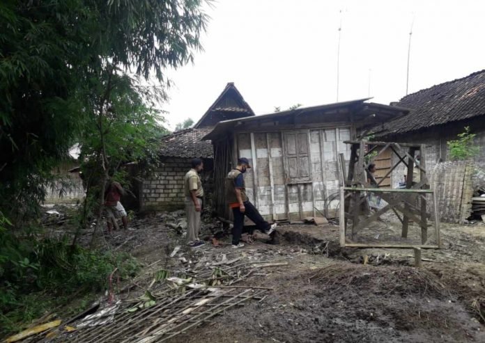 1 Rembang Geger Fenomena Tanah Bergerak di Bantaran Sungai Desa Landoh