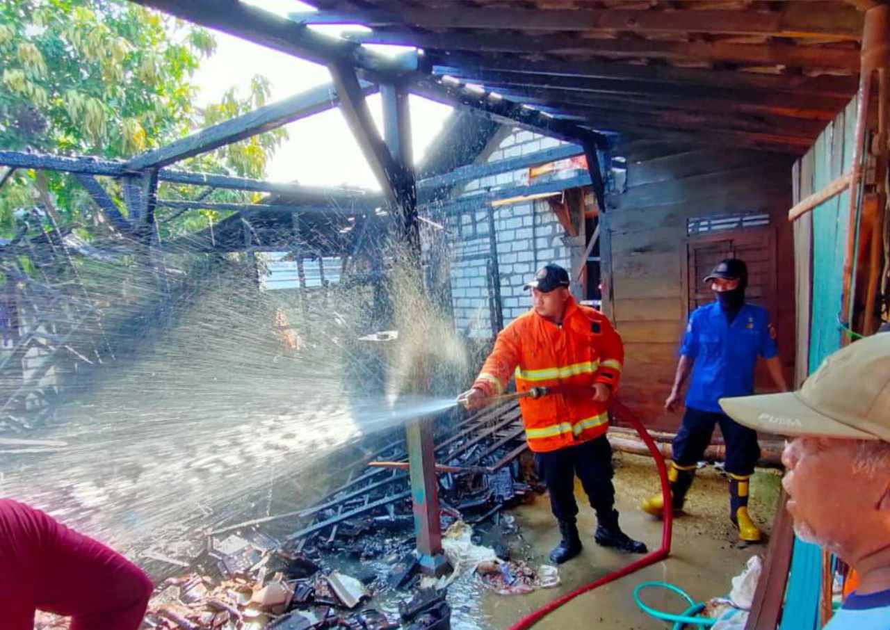 Dua Bagian Rumah Milik Warga Jaken Terbakar Akibat Api Bediang - Suryamedia.id