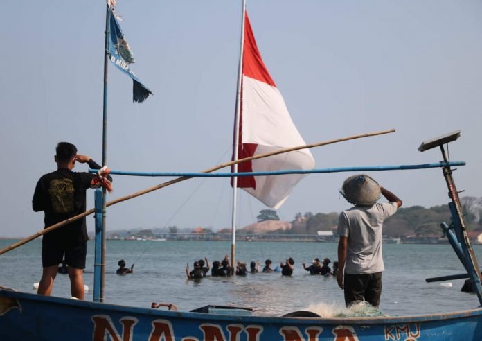 Bendera Jumbo Dikibarkan di Lepas Pantai Jepara BENDERA JUMBO DIKIBARKAN DI LEPAS PANTAI JEPARA