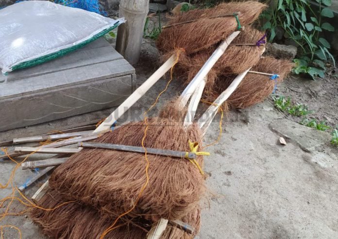 Kerajinan Sapu Ijuk Tetap Eksis di Masa Pandemi KERAJINAN SAPU IJUK TETAP EKSIS DI MASA PANDEMI