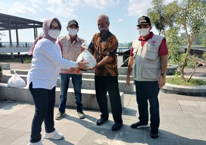 Pelaku Wisata di Semarang Peroleh Bantuan PELAKU WISATA DI SEMARANG PEROLEH BANTUAN