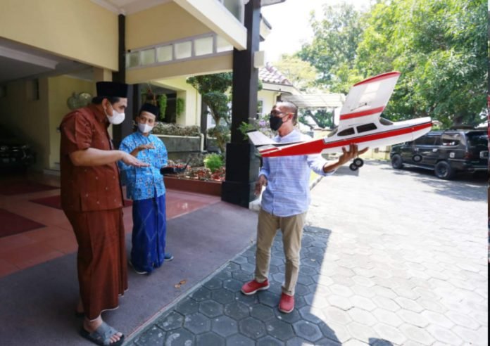 Pesawat Aeromodelling Karya Santri Diapresiasi Wagub Jateng PESAWAT AEROMODELLING KARYA SANTRI DIAPRESIASI WAGUB JATENG
