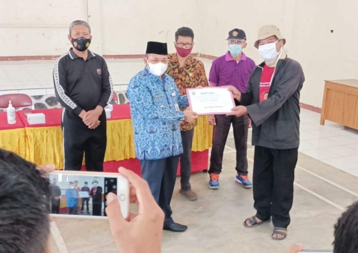Tak Miliki Jaminan Kesehatan, 9 Warga PMKS Terima Santunan Kesehatan Tak Miliki Jaminan Kesehatan, 9 Warga PMKS Terima Santunan Kesehatan