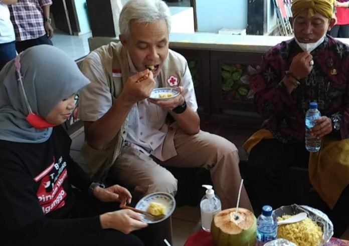 Makanan Khas Pulau Parang Karimunjawa dari Singkong Busuk MAKANAN KHAS PULAU PARANG KARIMUNJAWA DARI SINGKONG BUSUK