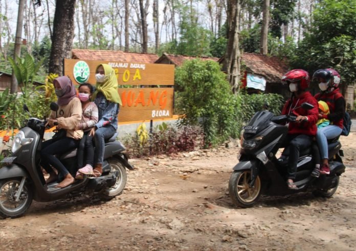Pengunjung Obyek Wisata Gua Terawang Blora Mulai Ramai PENGUNJUNG OBYEK WISATA GUA TERAWANG BLORA MULAI RAMAI