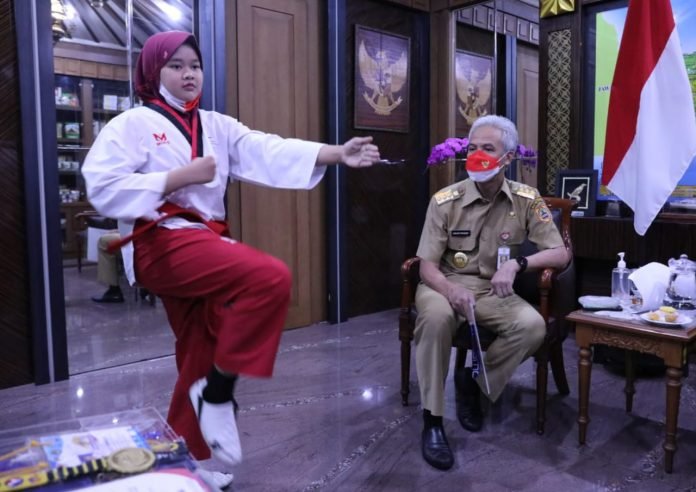 Ganjar Terpukau Aksi Atlet Taekwondo Belia Ganjar Terpukau Aksi Atlet Taekwondo Belia