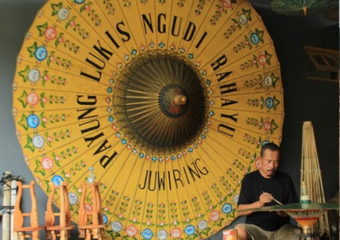 Kerajinan Tradisional Payung Juwiring Mulai Digunakan Untuk Hiasan Kerajinan Tradisional Payung Juwiring Mulai Digunakan Untuk Hiasan