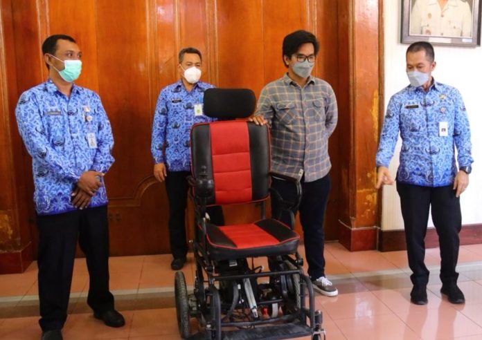 Inovasi Kursi Roda Elektrik Ciptaan Warga Kudus Diapresiasi Bupati Inovasi Kursi Roda Elektrik Ciptaan Warga Kudus Diapresiasi Bupati