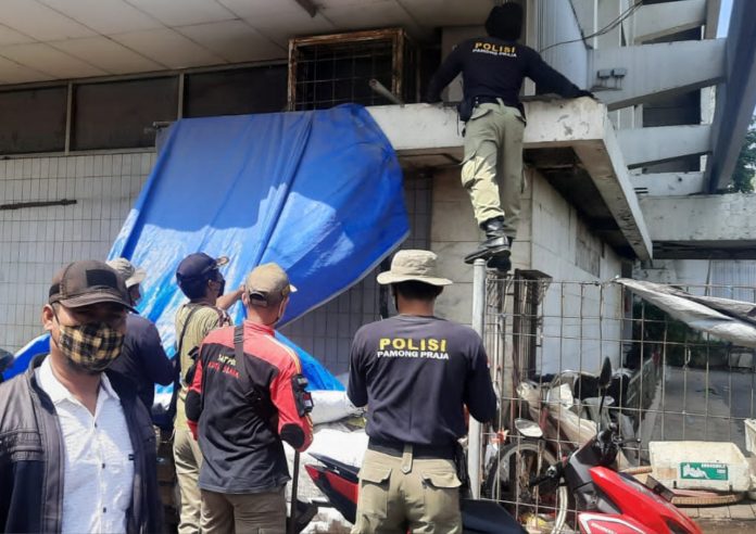 Satpol PP Semarang Bongkar Puluhan Lapak Liar di Sekitar Pasar Johar