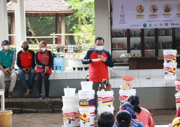Daur Ulang Pemanfaatan Sampah Dapur Menjadi Eco Enzym Daur Ulang Pemanfaatan Sampah Dapur Menjadi Eco Enzym