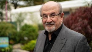 Sastrawan Salman Rushdie Ditikam Oleh Pria Tak Dikenal