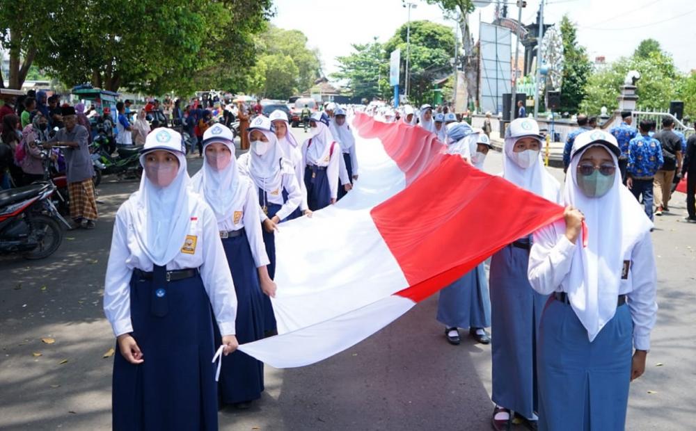 Bendera Merah Putih Sepanjang 200 Meter Dikibarkan Pada Hari Kesaktian Pancasila di Batang