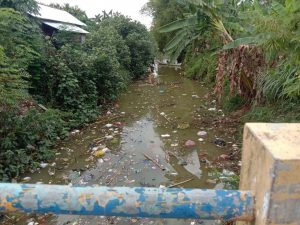 Foto: Sampah di aliran Kali Silugonggo (Sumber: Anwar/Suryamedia.id)